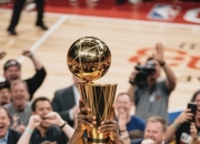 开云体育新闻-猛龙胜独行侠，哈登三分球