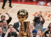 开云体育新闻-猛龙胜独行侠，哈登三分球