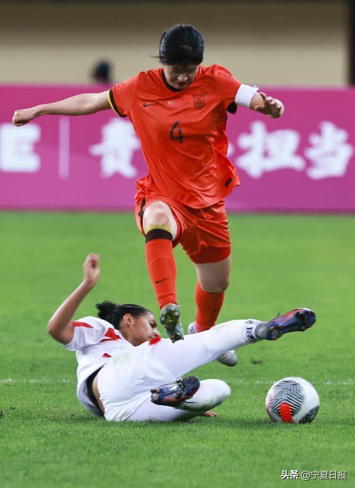 中国队员在女足赛事中取得胜利，精彩连连