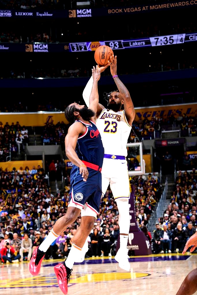 关于湖人客场占领火玫,取得六连胜的信息 关于湖人客场占领火玫,取得六连胜的信息