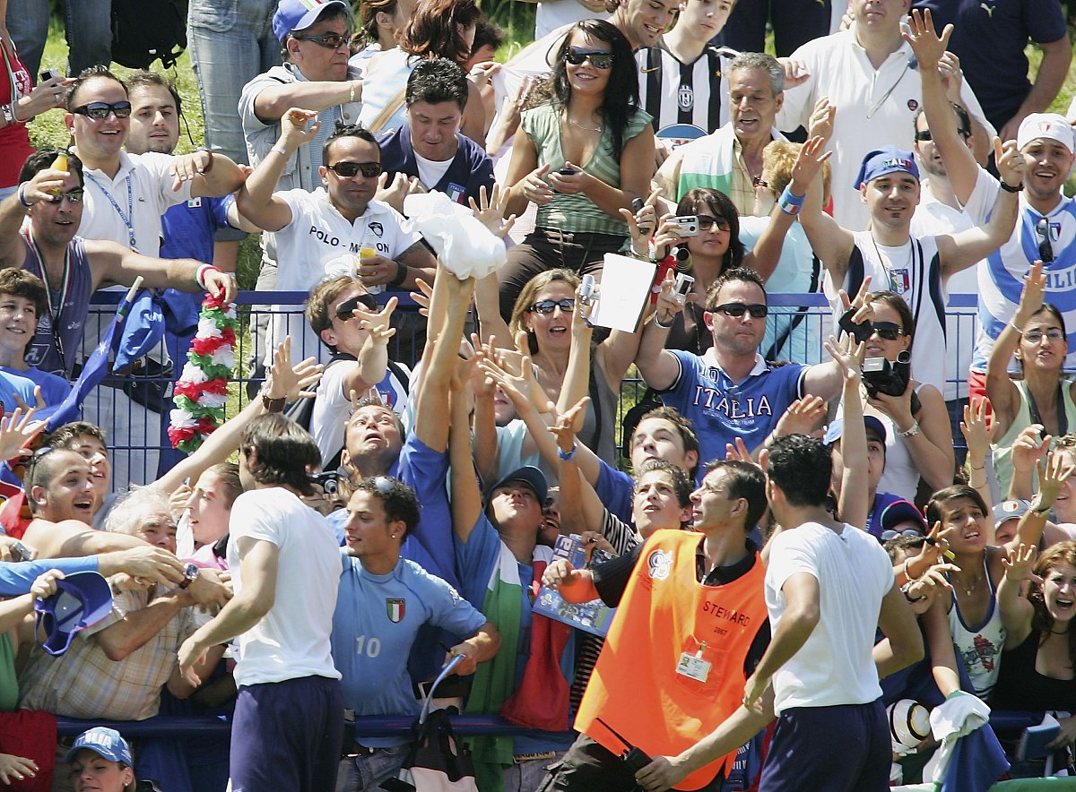 观众们沸腾尖叫，为选手加油助威