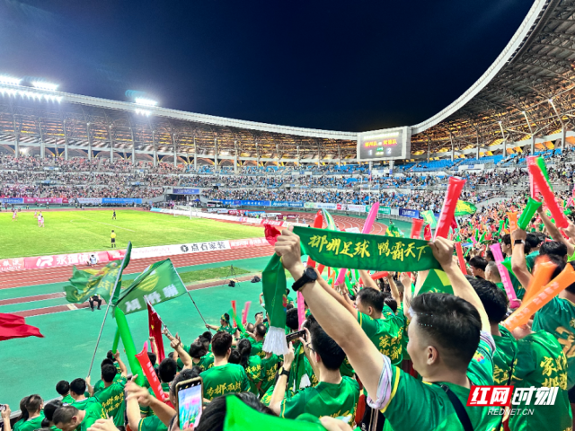 观众们沸腾尖叫，为选手加油助威