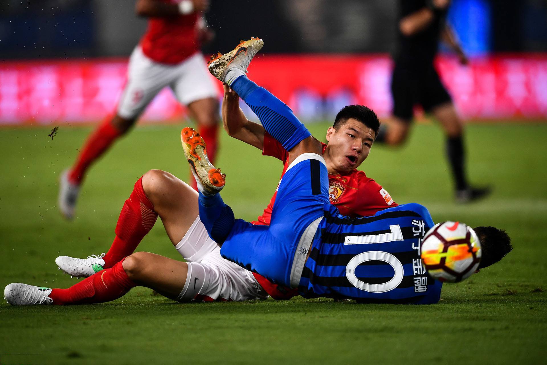 恒大客场击败大连一方,重回榜首位置的简单介绍 恒大客场击败大连一方,重回榜首位置的简单介绍