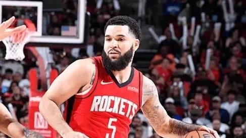 包含热火击败活塞，客场实现两连胜的词条