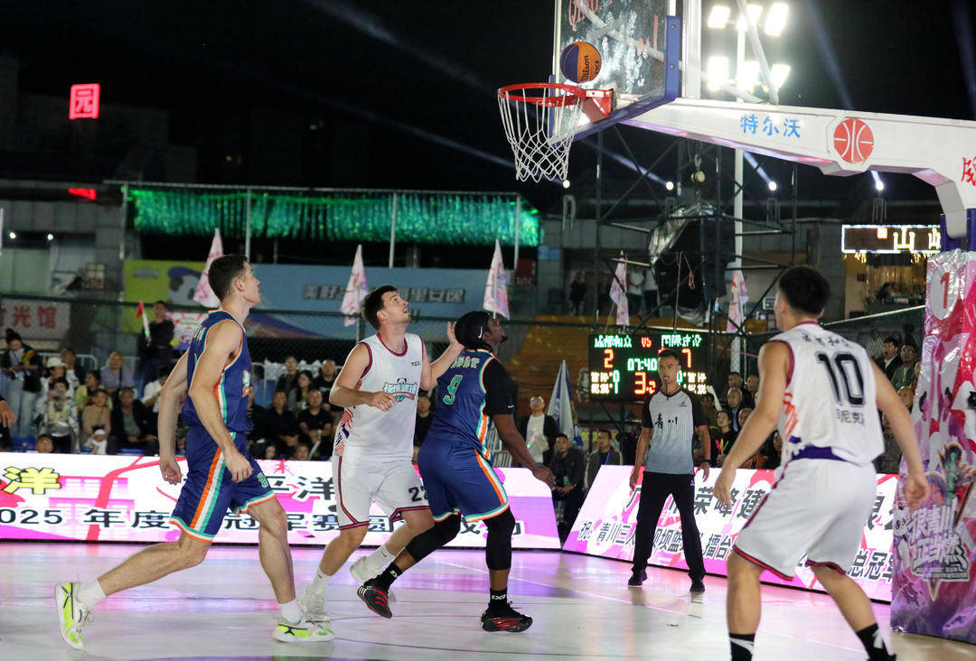 球员们在擂台上展现出非凡技艺