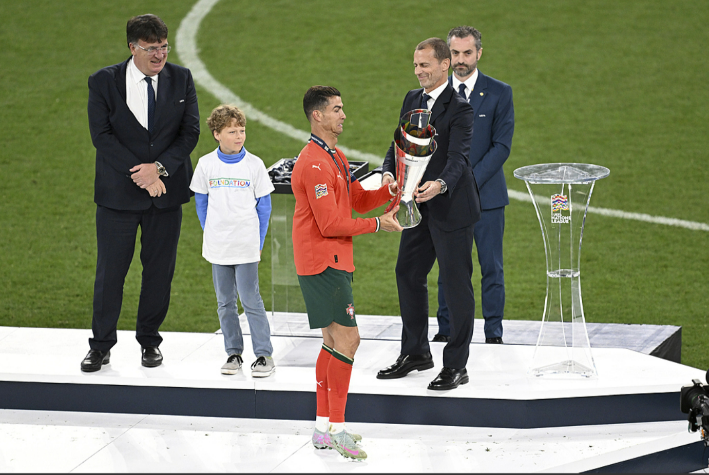 包含葡萄牙足球队在关键比赛中夺得胜利，引领小组榜首的词条