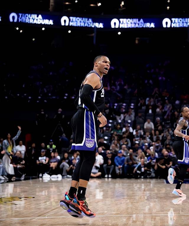 马刺外线效率领跑，阵容深度备受夸奖的简单介绍