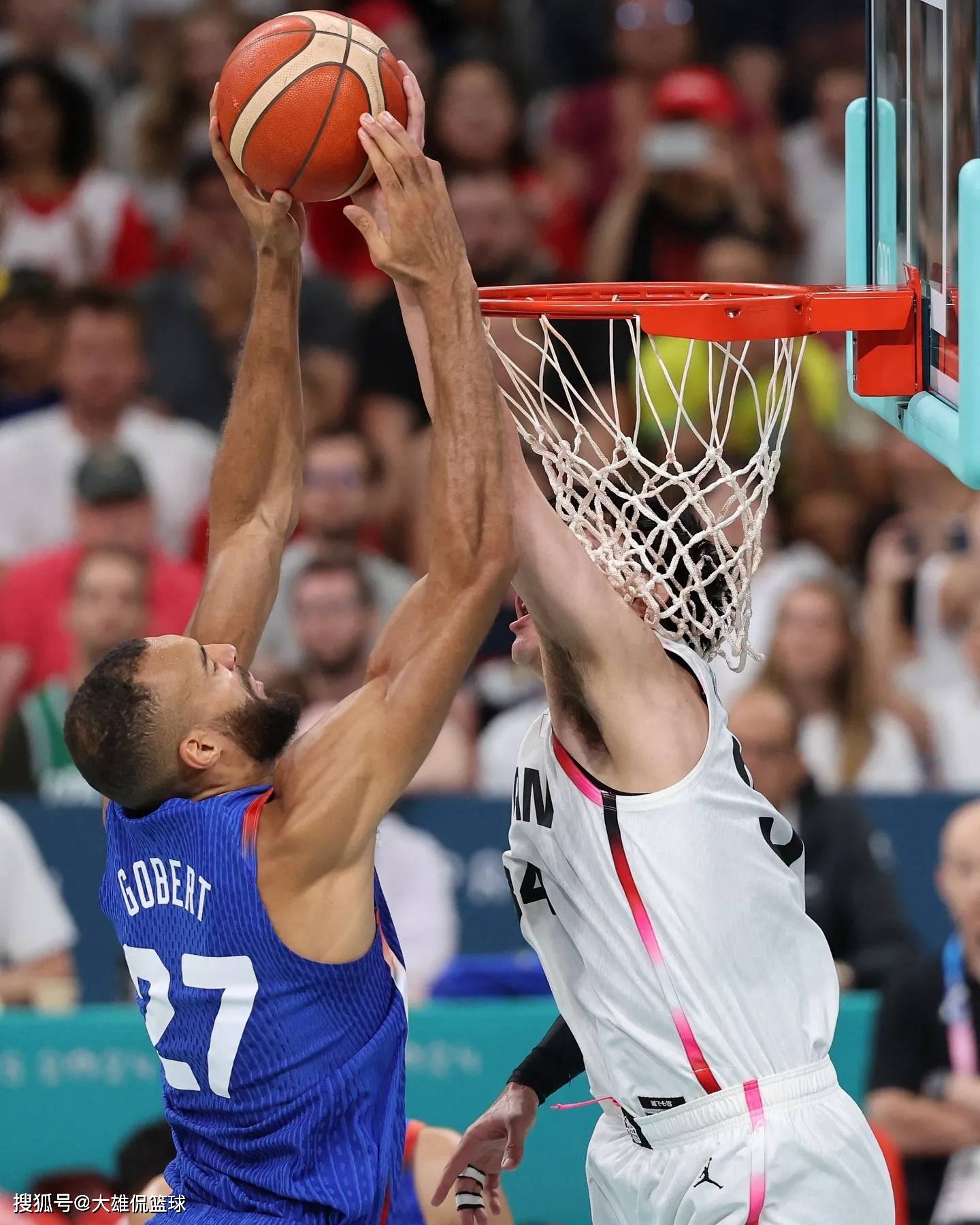 包含东京奥运会篮球赛事热度高涨，球迷涌动的词条