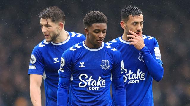 包含埃弗顿主场告负，陷入保级泥潭的词条