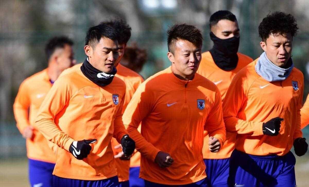 球队在关键时刻展现出决心与毅力