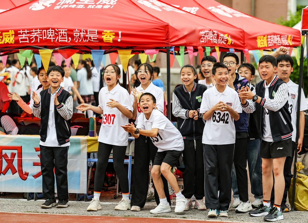 队员们在比赛中奋力拼搏，饮誉胜利！